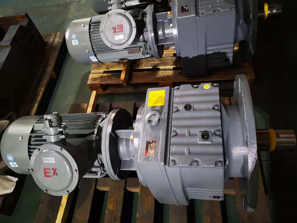 斜齒輪減速機(jī)配防爆電機(jī)