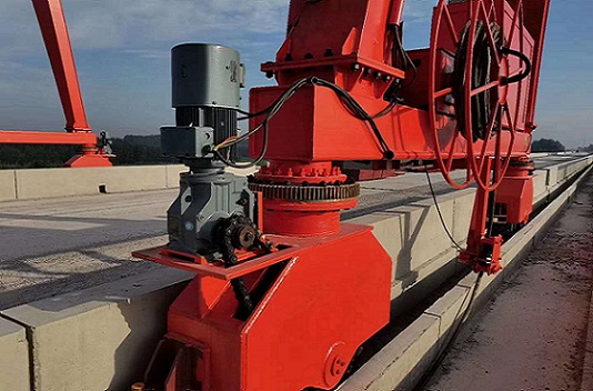 輪胎式起重機上用K系列直交軸減速機.jpg 輪胎式起重機上用K系列直交軸減速機.jpg