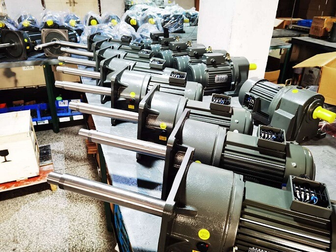 GV立式齒輪減速電機(jī)-塑料粉碎機(jī)加長(zhǎng)軸定制款