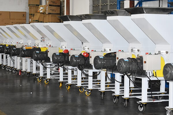 R系列斜齒輪減速機應(yīng)用在塑料粉碎機上 R系列斜齒輪減速機應(yīng)用在塑料粉碎機上