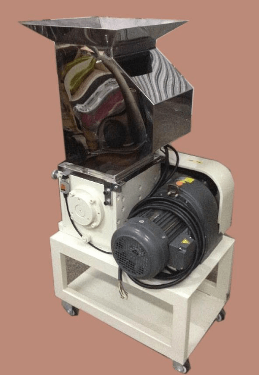 小金剛減速電機應(yīng)用在塑料粉碎機上.png 小金剛減速電機應(yīng)用在塑料粉碎機上.png