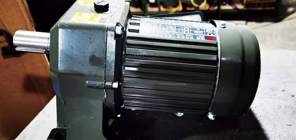 臥式齒輪減速馬達(dá)