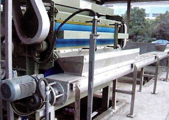 邁傳F77平行軸斜齒輪減速機應用在無軸螺旋輸送機上.jpg 邁傳F77平行軸斜齒輪減速機應用在無軸螺旋輸送機上.jpg