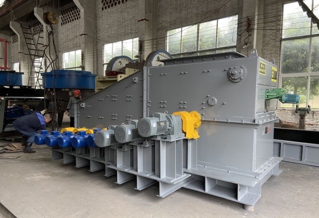 邁傳R系列斜齒輪減速機(jī)應(yīng)用在泥石分離機(jī)上.jpg 邁傳R系列斜齒輪減速機(jī)應(yīng)用在泥石分離機(jī)上.jpg