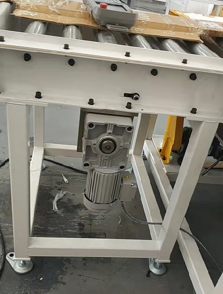 士元小型直角減速電機(jī)在輸送機(jī)上的應(yīng)用.jpg
