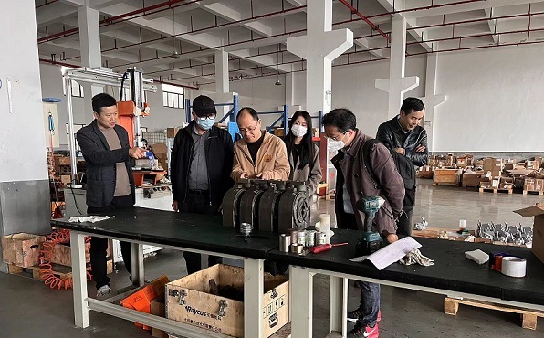 邁傳歡迎上海輸送機(jī)設(shè)備廠家來廠區(qū)進(jìn)行減速機(jī)項(xiàng)目合作考察